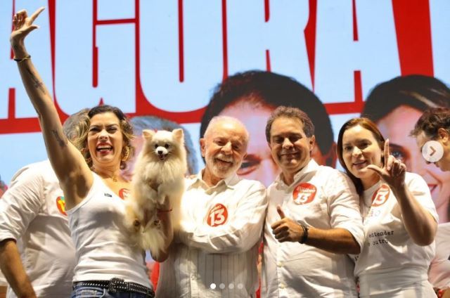 Natália Herculano, Presidente Lula com Marrion no colo, prefeito eleito Evandro Leitão e vice-prefeita eleita em comício - Redes Sociais.jpg