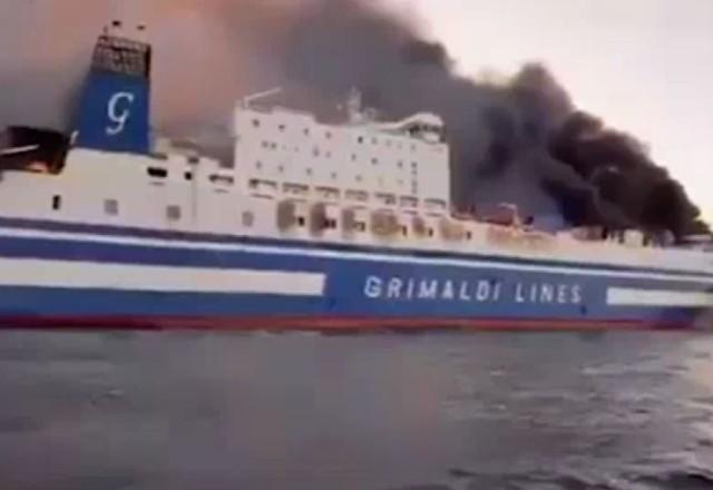 Navio Euroferry Olympia pegando fogo