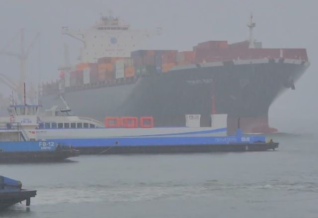 Navio atinge atracadouro de balsas no Porto de Santos. Foto: Reprodução