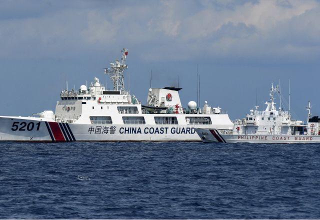 Navio da guarda costeira filipina BRP Malapascua fazendo manobra
