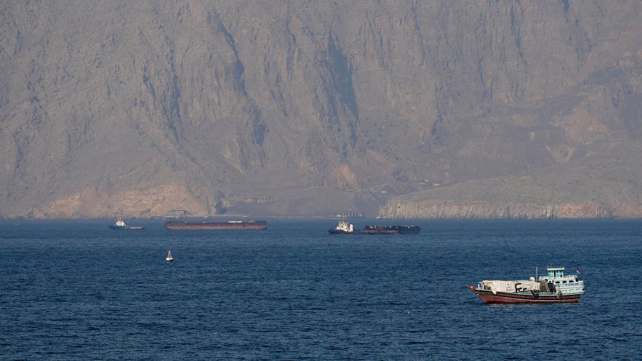 Imagem da notícia: Petróleo dispara mais de 4% após ataques entre Irã e Israel