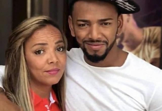 Nego do Borel posa com a mãe, Roseli Viana Pereira, acusada de agredir a enteada de 8 anos