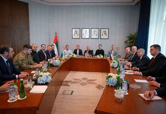 Integrantes das delegações durante negociações sobre a guerra entre Ucrânia e Rússia em Abu Dhabi 24/01/2026 | Foto: Governo dos Emirados Árabes Unidos/Divulgação via REUTERS