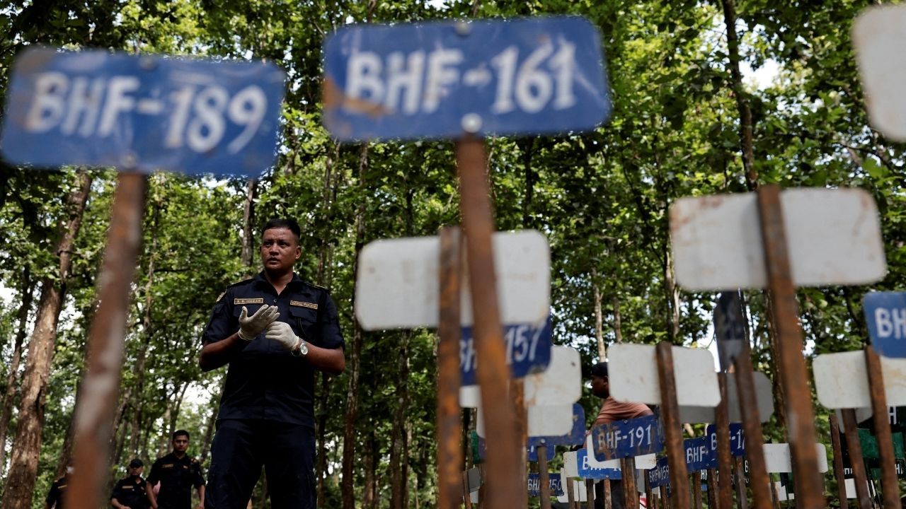 Nepal inicia sepultamentos em massa de vítimas não identificadas das enchentes. | REUTERS/Navesh Chitrakar