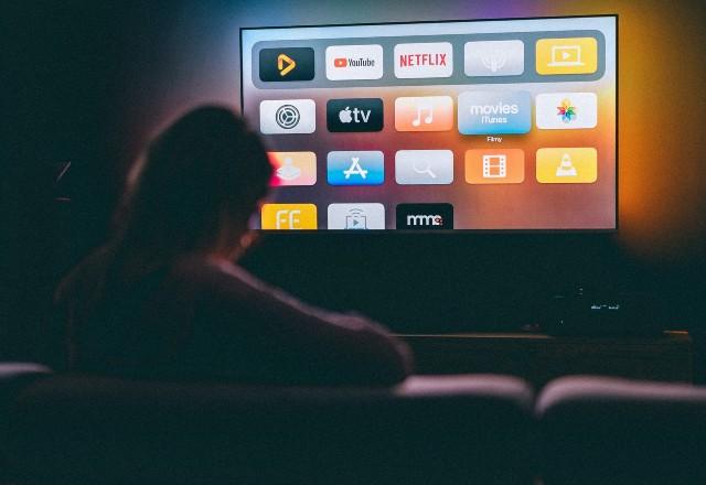 Câmara aprova texto-base que cria cobrança de tributo sobre serviço de streaming; saiba o que muda