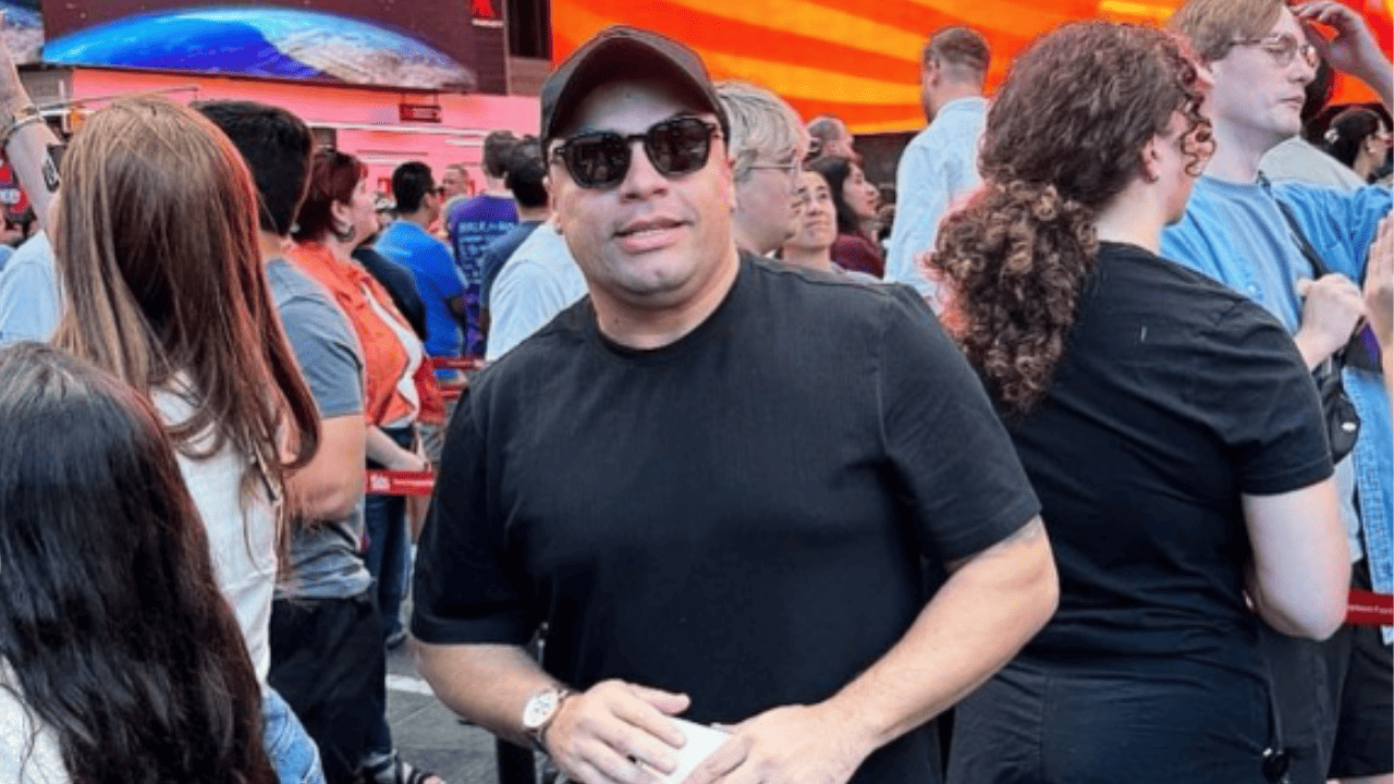 Morre Neto Araújo, vocalista da Collo de Menina, aos 42 anos Morre Neto Araújo, vocalista da Collo de Menina, aos 42 anos