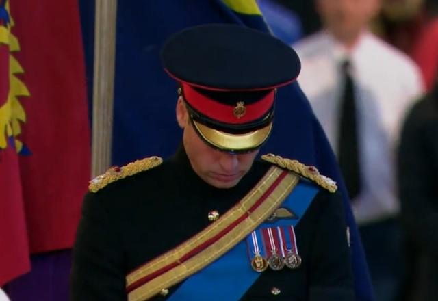 Netos da rainha fazem vigília em homenagem à monarca