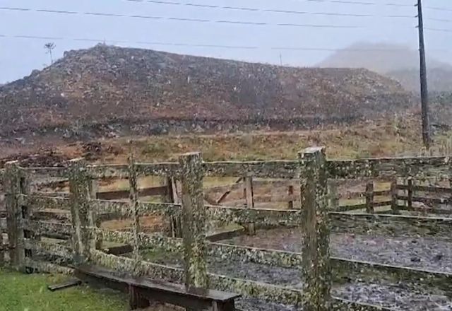 Neve surpreende turistas em Santa Catarina