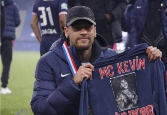Neymar com camiseta MC Kevin em campo na Copa da França