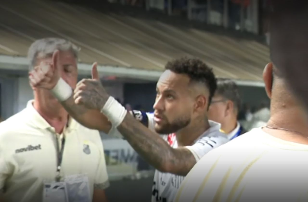 Neymar discutindo com torcedores na beira do campo | Reprodução
