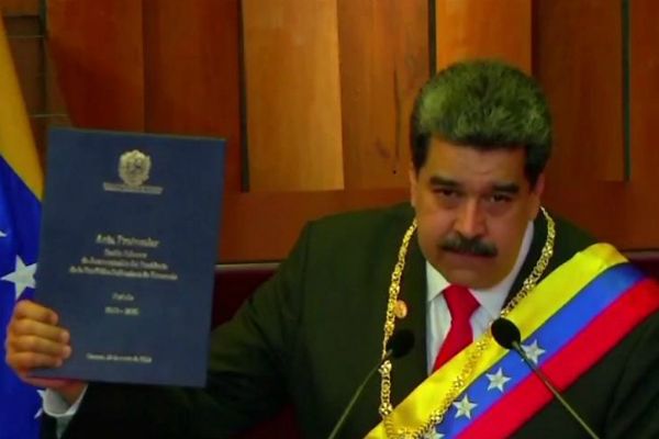 Nicolás Maduro toma posse e chama Jair Bolsonaro de fascista