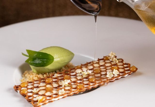 Nid d'abeille, sobremesa de mel de Mandaçaia, missô e azedinha, do restaurante Madame Olympe, que se une ao grupo de estabelecimentos com uma Estrela Michelin | Foto: Madame Olympe