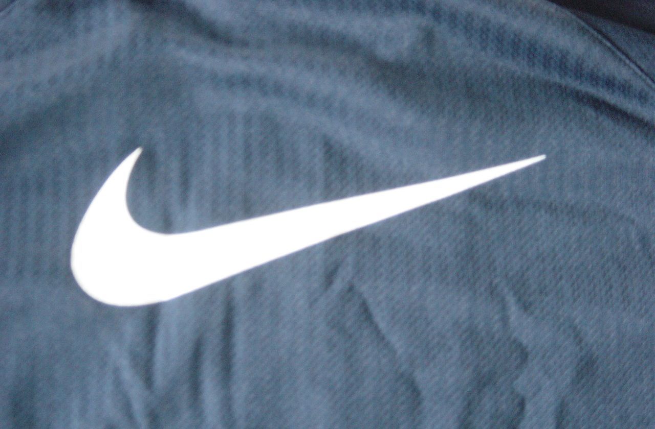 Agência dos EUA investiga Nike por suposta 'discriminação contra pessoas brancas'
