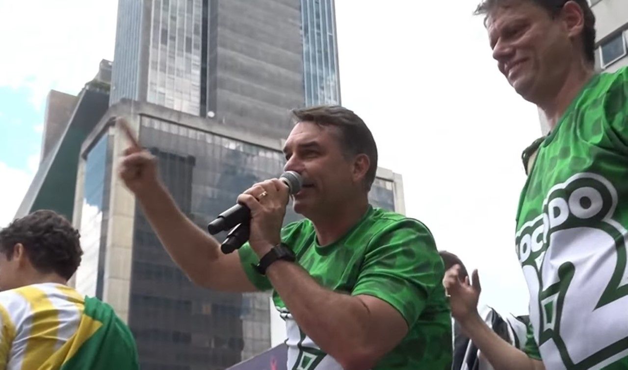 Nikolas Ferreira (PL-MG), Flávio Bolsonaro (PL-RJ) e Tarcísio de Freitas (Republicanos) em ato na Avenida Paulista | Reprodução/YouTube