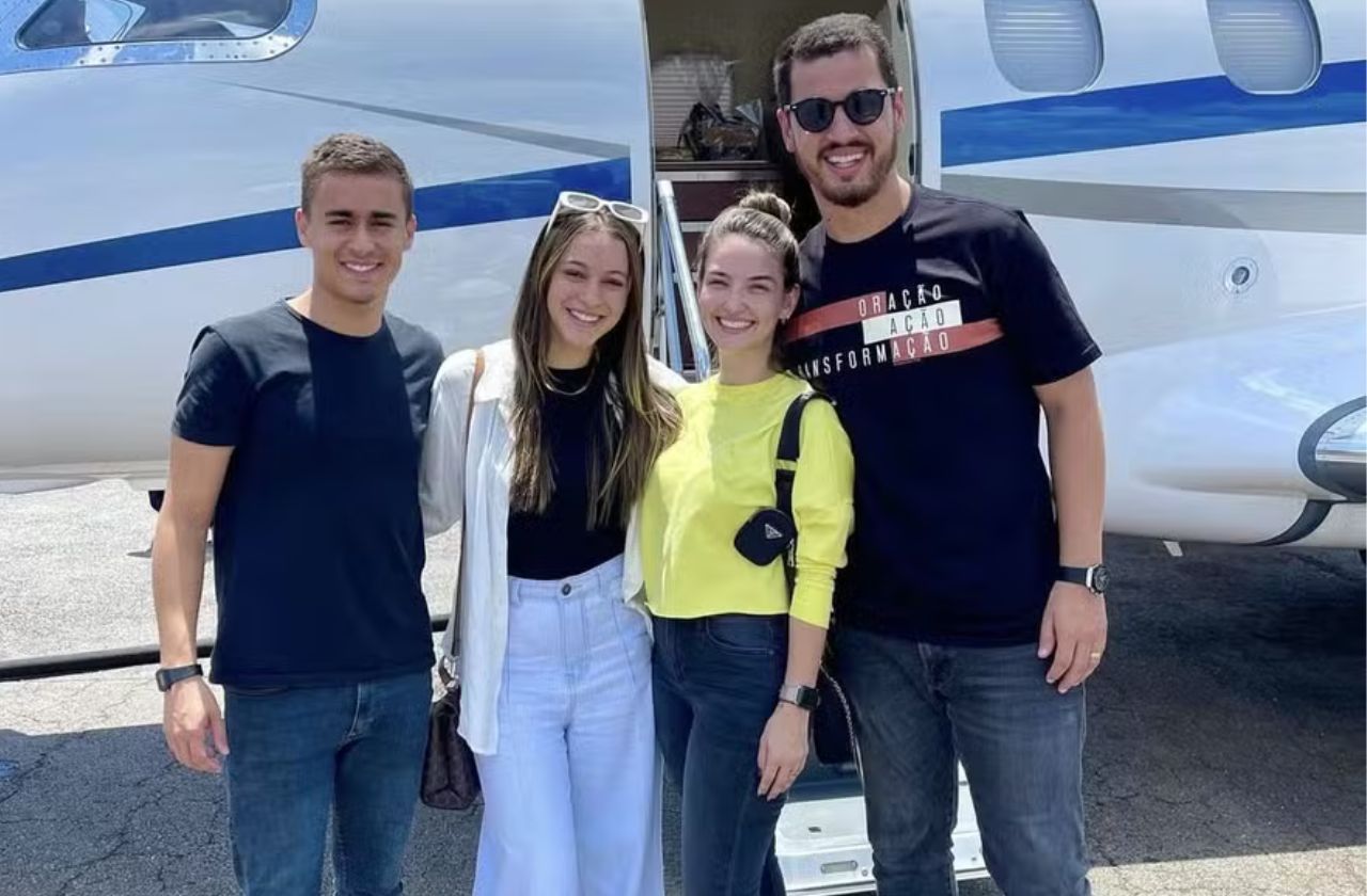 Nikolas Ferreira diante do Embraer 505 Phenom 300 ligado a Vorcaro | Reprodução/redes sociais
