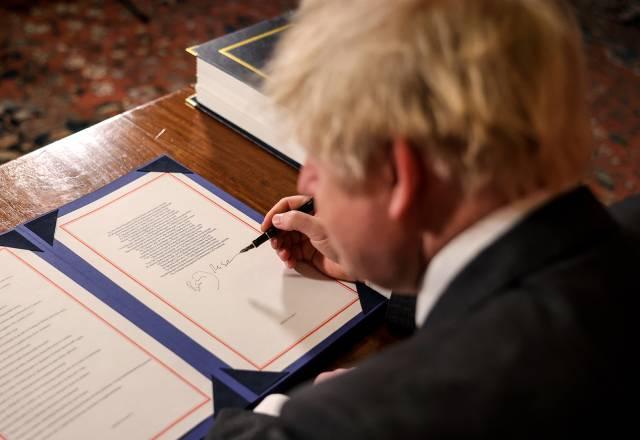 Assinatura acordo Pós-Brexit - Pippa Fowles / No 10 Downing Street