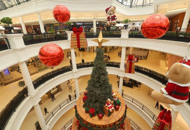 No Pátio Higienópolis, este ano, a decoração interativa leva o visitante para a biblioteca do Papai Noel