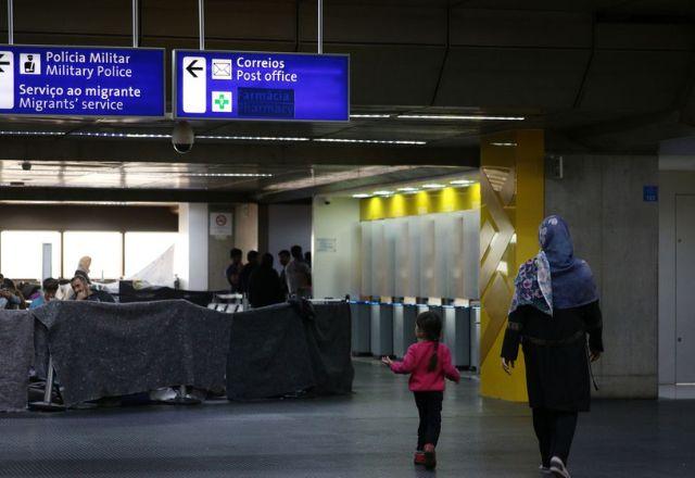 No auge das migrações, em outubro do ano passado, cerca de 300 pessoas estiveram acampadas em barracas improvisadas no terminal 2 do aeroporto | Agência Brasil