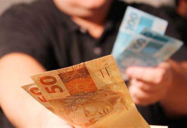 Auxílio caminhoneiro começa a ser pago nesta 3ª feira Auxílio caminhoneiro começa a ser pago nesta 3ª feira