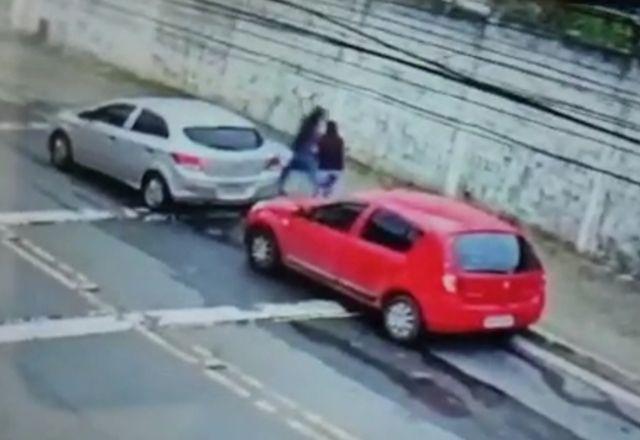 No vídeo e nas imagens de circuito da rua, é possível acompanhar o momento da discussão | Reprodução
