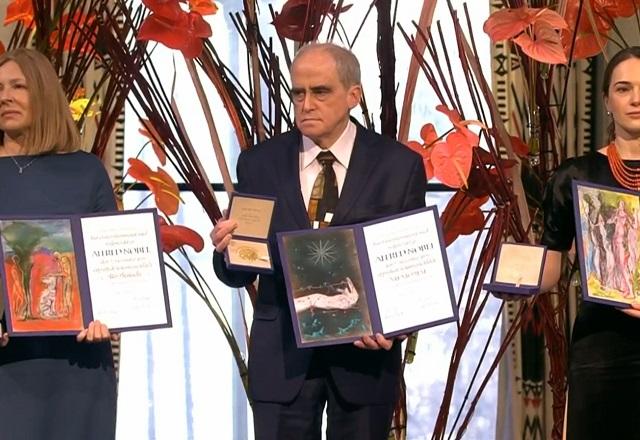 Representantes de ONGs e mulher de Natallia Pinchuk (Reprodução/Nobel)