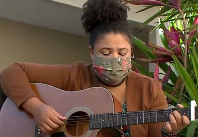 Noiva pede para cantora negra alisar cabelo em apresentação: "Fica melhor nas fotos" Noiva pede para cantora negra alisar cabelo em apresentação: "Fica melhor nas fotos"