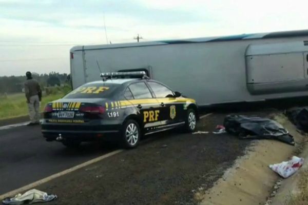 Nove pessoas morrem em acidente com ônibus e dois carros no Paraná Nove pessoas morrem em acidente com ônibus e dois carros no Paraná