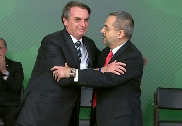 Novo ministro da Educação toma posse e diz que pretende "acalmar os ânimos" Novo ministro da Educação toma posse e diz que pretende "acalmar os ânimos"