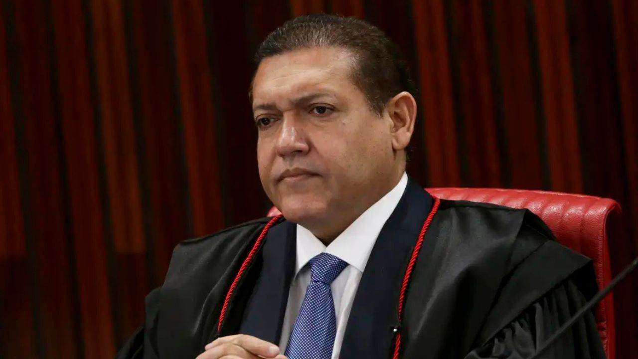 Presidente do TSE defendeu urnas um mês antes do Flávio Presidente do TSE defendeu urnas um mês antes do Flávio