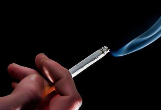 Pessoa segura cigarro (Divulgação/Banco Mundial/ONU)