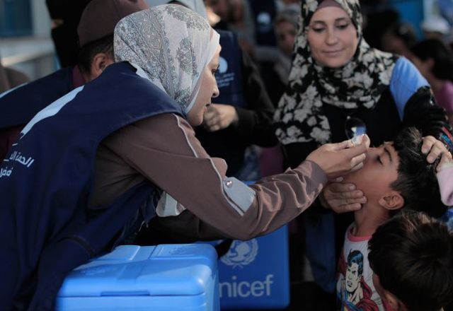 ONU, em colaboração com autoridades de saúde palestinas, pretendia vacinar mais de 119 mil crianças|UNRWA/Mohamed Hinnawi
