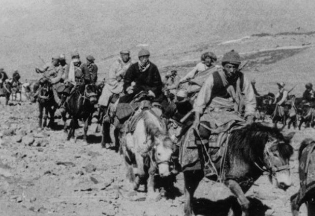 O 14º Dalai Lama fugindo do Tibete para o exílio com guarda-costas Khampa