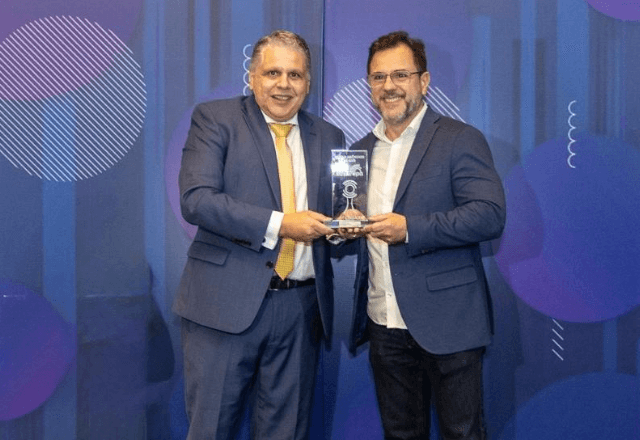 O SBT foi representado pelo diretor regional de jornalismo, Claudio Cordeiro, e pelo diretor executivo, Marcelo Paiva, que recebeu o troféu das mãos do presidente do Sidirepa-RJ, Celso Mattos | Reprodução SBT