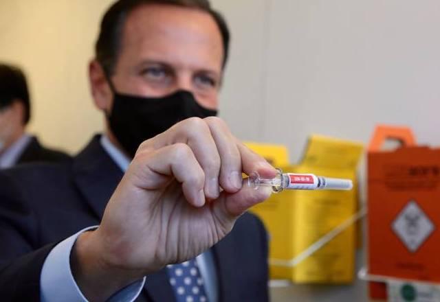 O governador João Doria mostrando a vacina