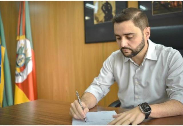 O governador em exercício Gabriel Souza assina decreto que declara estado de emergência em saúde animal para enfrentamento da influenza aviária de alta patogenicidade.