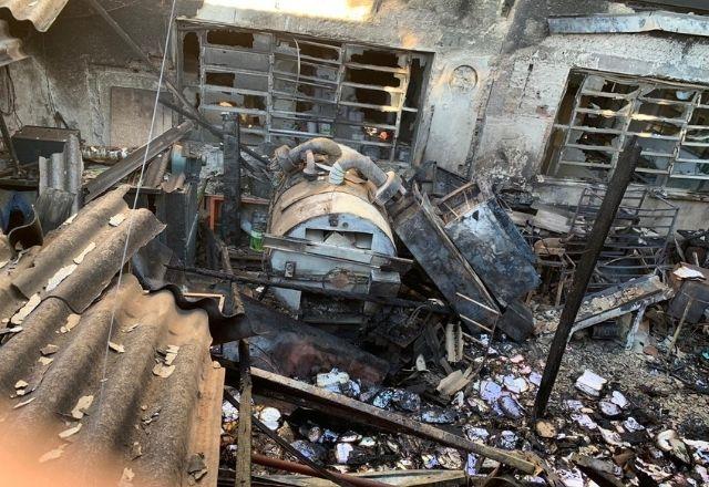 O incêndio começou por volta das 05h25, o Corpo de Bombeiros já foi acionado e foram envaidas para o local seis viaturas para atendimento à ocorrência.