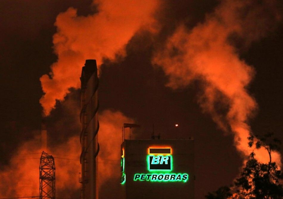 O logotipo da Petrobras é visto em uma refinaria em Cubatão, em 24 de fevereiro de 2015 | Reuters/Paulo Whitaker
