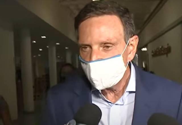 O prefeito Marcelo Crivella concede entrevista