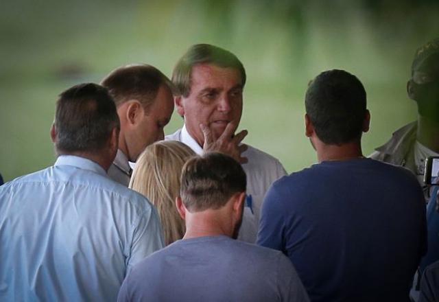 O presidente Jair Bolsonaro, com apoiadores, em frente ao Palácio da Alvorada