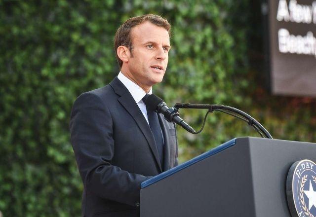 O presidente da França, Emmanuel Macron, em um púlpito fazendo um discurso