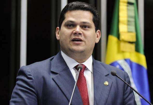 O presidente do Senado, Davi Acolumbre, na tribuna