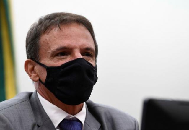 O senador Márcio Bittar (MDB-AC), de máscara, em comissão no Senado