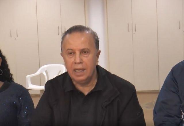 O vereador Camilo Cristófaro ao lado de assessores