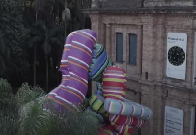 Obra exposta ao lado de fora de um museu