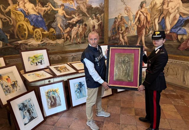 Policiais italianos seguram obra supostamente falsa em exposição sobre pintor espanhol Salvador Dalí | Foto: Carabinieri/Divulgação via REUTERS
