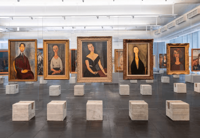 Obras expostas em cavalete de vidro | Imagens: Divulgação