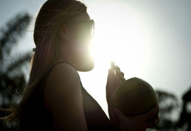 Óculos de sol falsificados podem causar problemas de saúde. Mulher com óculos de sol