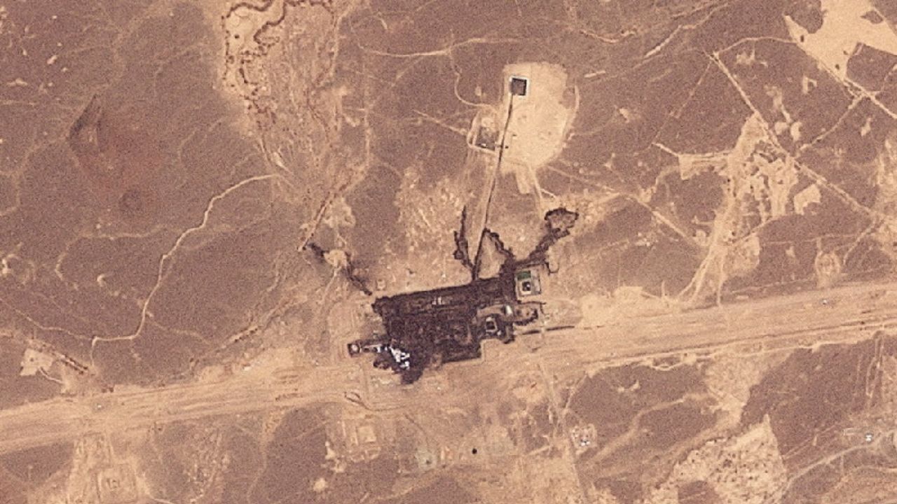 Imagem de satélite mostra danos às instalações do oleoduto Leste-Oeste na região de Hejaz, na Arábia Saudita | Planet Labs PBC/Divulgação via reuters