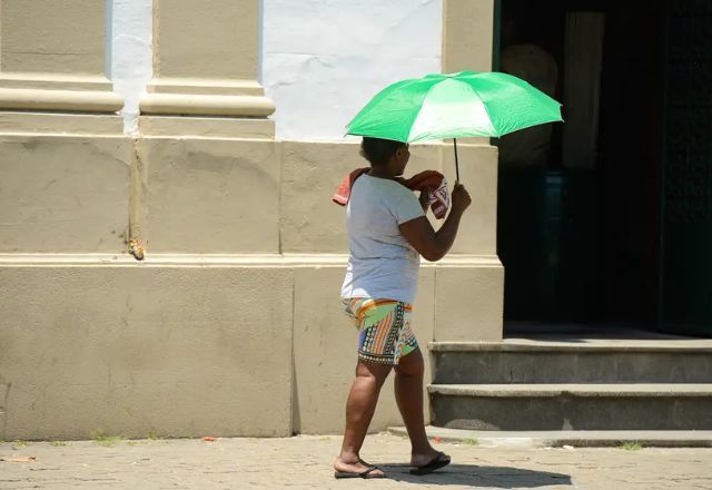 Mulher se protege do sol forte | Foto: Tomaz Silva/Agência Brasil