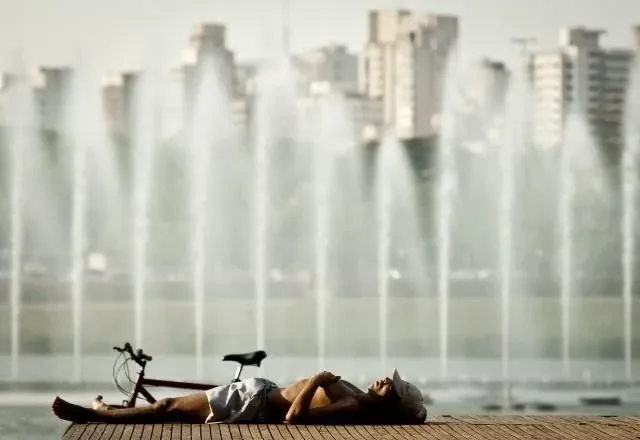 Homem se refrescando no calor | Agência Brasil